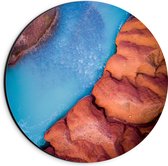WallClassics - Dibond Muurcirkel - Helder Blauw Stromend Water tussen Stenen - 20x20 cm Foto op Aluminium Muurcirkel (met ophangsysteem)