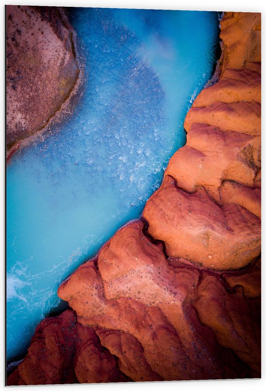 WallClassics - Dibond - Helder Blauw Stromend Water tussen Stenen - 60x90 cm Foto op Aluminium (Wanddecoratie van metaal)