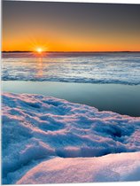 WallClassics - Acrylglas - Ondergaande Zon bij Meer in de Sneeuw - 60x80 cm Foto op Acrylglas (Wanddecoratie op Acrylaat)