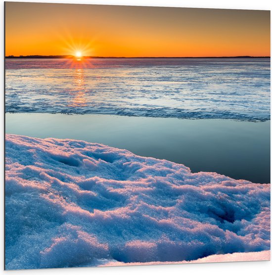 WallClassics - Dibond - Ondergaande Zon bij Meer in de Sneeuw - 100x100 cm Foto op Aluminium (Wanddecoratie van metaal)