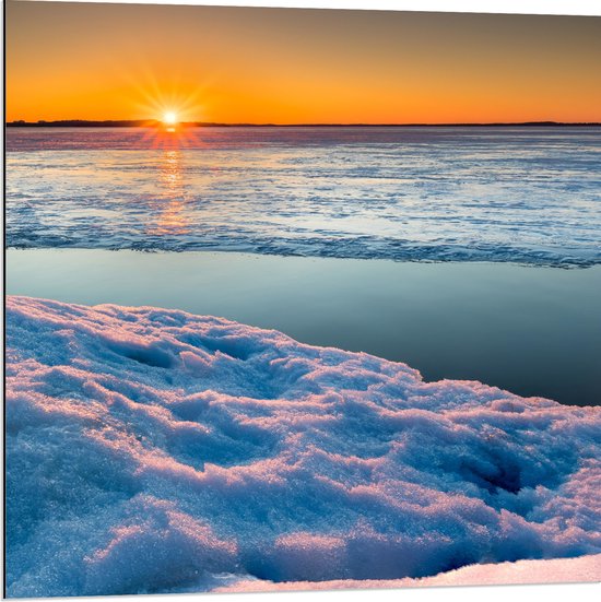 WallClassics - Dibond - Ondergaande Zon bij Meer in de Sneeuw - 80x80 cm Foto op Aluminium (Wanddecoratie van metaal)