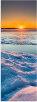 WallClassics - Poster Glanzend – Ondergaande Zon bij Meer in de Sneeuw - 50x150 cm Foto op Posterpapier met Glanzende Afwerking