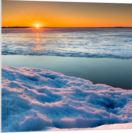 WallClassics - PVC Schuimplaat- Ondergaande Zon bij Meer in de Sneeuw - 80x80 cm Foto op PVC Schuimplaat