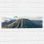 WallClassics - Muursticker - Wolken boven Bromo Vulkaan, Indonesië - 60x20 cm Foto op Muursticker