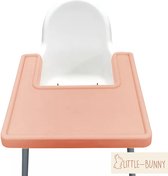Le set de table en silicone LITTLE-BUNNY s'adapte parfaitement à la chaise haute IKEA Antilop rose