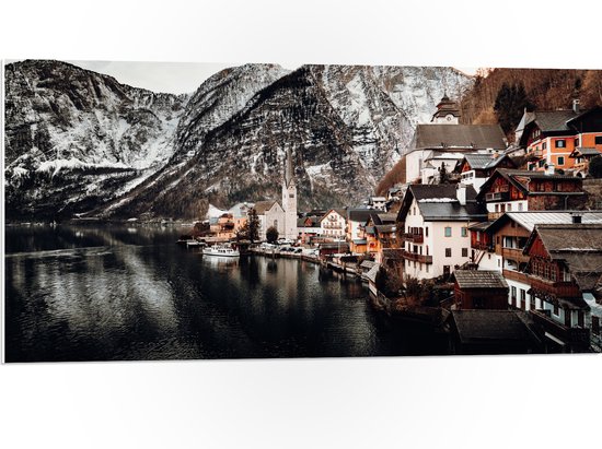 WallClassics - PVC Schuimplaat- Klein Dorpje tussen Bergen bij Water - 100x50 cm Foto op PVC Schuimplaat