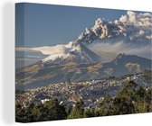 Canvas Schilderij Rokende vulkaan in Ecuador - 60x40 cm - Wanddecoratie