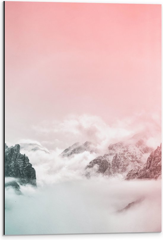 WallClassics - Dibond - Roze Lucht boven Wolken en Bergen - 40x60 cm Foto op Aluminium (Met Ophangsysteem)