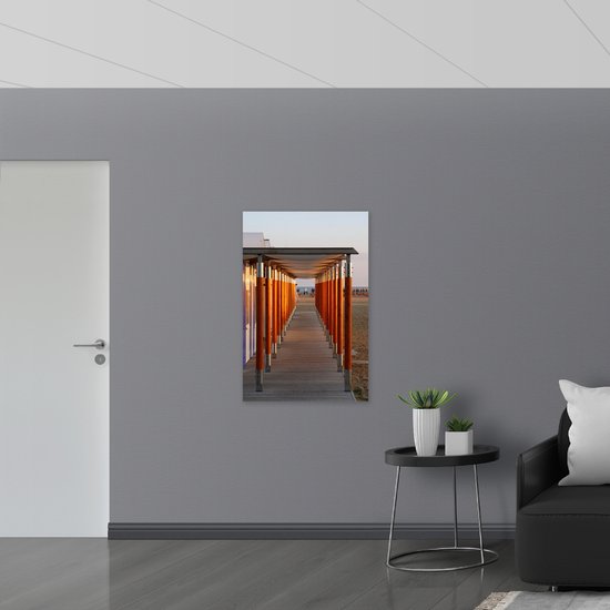 WallClassics - Dibond - Échafaudage sur la plage - Photo sur aluminium 70x105 cm (avec système de suspension)