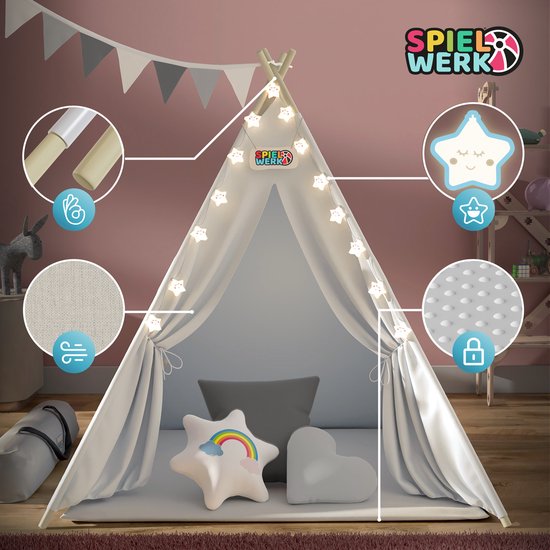 Witte tipi speeltent 's nachts met sterverlichting en details van de kussens en het materiaal.