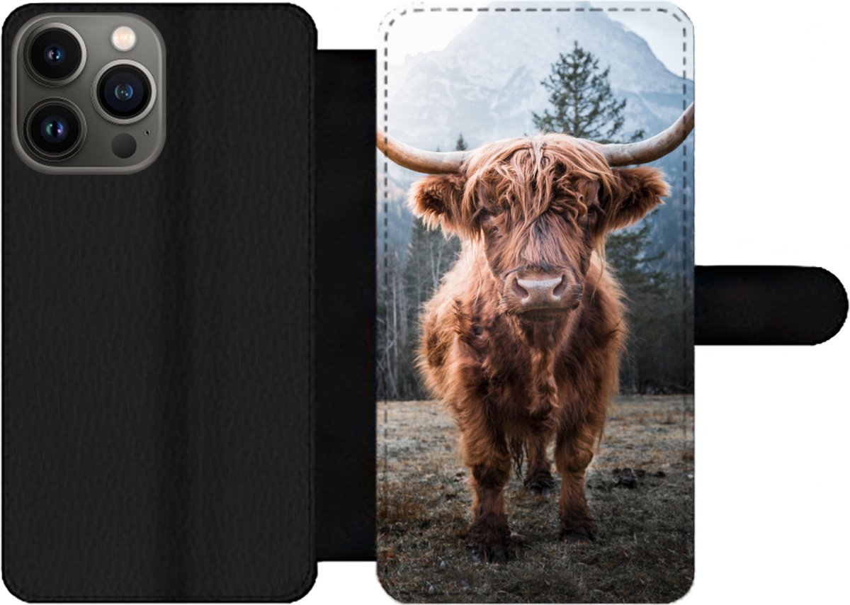 Telefoonhoesje Geschikt voor iPhone 13 Pro Max telefoonhoesje - Schotse hooglander - Berg - Dier - Met vakjes - Wallet case met magneetsluiting