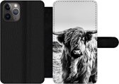 Bookcase Geschikt voor iPhone 11 Pro Max telefoonhoesje - Koe - Schotse hooglander - Zwart - Wit - Dier - Natuur - Wild - Met vakjes - Wallet case met magneetsluiting