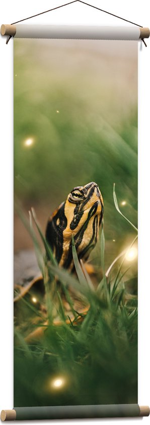 WallClassics - Textielposter - Zwart met Gele Slang tussen het Groene Gras - 30x90 cm Foto op Textiel