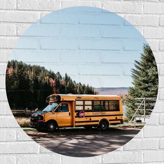 WallClassics - Muursticker Cirkel - Schoolbus bij Bomen en Water - 90x90 cm Foto op Muursticker