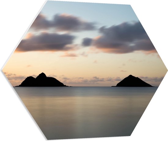 WallClassics - PVC Schuimplaat Hexagon  - Twee Bergen in Zee - 70x60.9 cm Foto op Hexagon (Met Ophangsysteem)