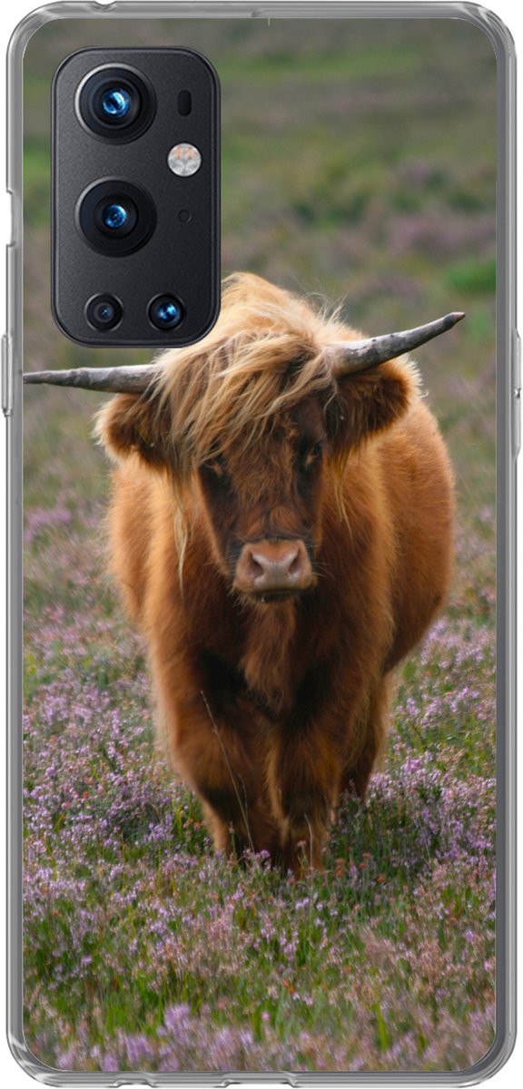 Telefoonhoesje Geschikt voor OnePlus 9 Pro hoesje - Schotse Hooglander - Heide - Dieren - Siliconen Telefoonhoesje Telefoonhoesje