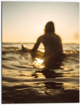 WallClassics - Dibond - Surver in het Water - 60x80 cm Foto op Aluminium (Met Ophangsysteem)