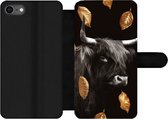 Bookcase Geschikt voor iPhone 7 telefoonhoesje - Schotse hooglander - Bladeren - Goud - Zwart - Met vakjes - Wallet case met magneetsluiting