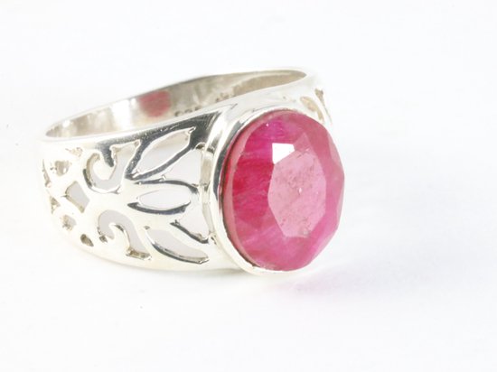 Zilveren ring met grote, facetgeslepen, robijnrode edelsteen en opengewerkte band.