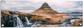 WallClassics - Tuinposter – Watervalletje en Berg bij Rivier - 90x30 cm Foto op Tuinposter  (wanddecoratie voor buiten en binnen)
