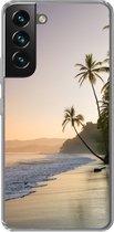 Geschikt voor Samsung Galaxy S22 Plus hoesje - Strand - Zee - Palmboom - Siliconen Telefoonhoesje