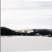 WallClassics - Dibond - Sneeuwvlakte voor Heuvels - 80x80 cm Foto op Aluminium (Met Ophangsysteem)