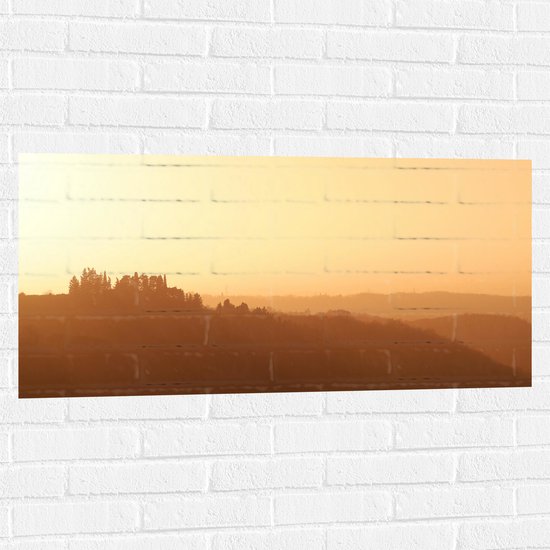 WallClassics - Muursticker - Mistig Heuvel Landschap met Opkomende Zon - 100x50 cm Foto op Muursticker