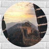 WallClassics - Muursticker Cirkel - Chineese Muur vanuit het Raam - 50x50 cm Foto op Muursticker