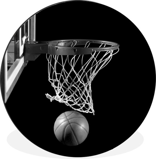 WallCircle - Wandcirkel - Muurcirkel - Een Basketbal door de basket op een zwarte achtergrond - zwart wit - Aluminium - Dibond - ⌀ 140 cm - Binnen en Buiten