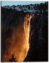 WallClassics - Dibond - Lichtgevende Waterval - 30x40 cm Foto op Aluminium (Met Ophangsysteem)