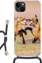 Geschikt voorApple Iphone 14 Plus - Crossbody Case - Vossen - Bloemen - Portret - Siliconen - Crossbody - Backcover met Koord - Telefoonhoesje met koord - Hoesje met touw