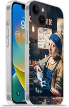 Geschikt voorApple Iphone 14 Plus - Soft case hoesje - Meisje met de parel - Cappuccino - Barista - Vermeer - Koffie - Schilderij - Siliconen Telefoonhoesje