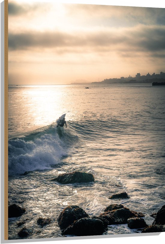 WallClassics - Hout - Surfer op Zee aan de Kust - 80x120 cm - 12 mm dik - Foto op Hout (Met Ophangsysteem)