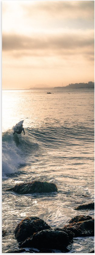 WallClassics - Poster Glanzend – Surfer op Zee aan de Kust - 20x60 cm Foto op Posterpapier met Glanzende Afwerking
