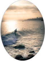 WallClassics - PVC Schuimplaat Ovaal - Surfer op Zee aan de Kust - 60x80 cm Foto op Ovaal  (Met Ophangsysteem)