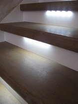 Led strip op batterij- trap verlichting- Kast verlichting- ledlamp met bewegingssensor Wit licht werkt op 4 AAA batterijen - ledverlichting, onder traptrede, donkere hoekjes etc/ Geen stroompunt nodig in de buurt/ Schakelt vanzelf weer uit!