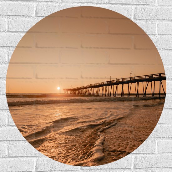WallClassics - Muursticker Cirkel - Vlakke Zee met Vlonder met Zonsondergang - 80x80 cm Foto op Muursticker