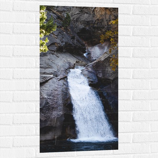 WallClassics - Muursticker - Kleine Waterval van Rots af - 50x100 cm Foto op Muursticker