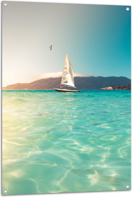 WallClassics - Tuinposter – Kleine Zeilboot op Helderblauwe Oceaan - 80x120 cm Foto op Tuinposter  (wanddecoratie voor buiten en binnen)