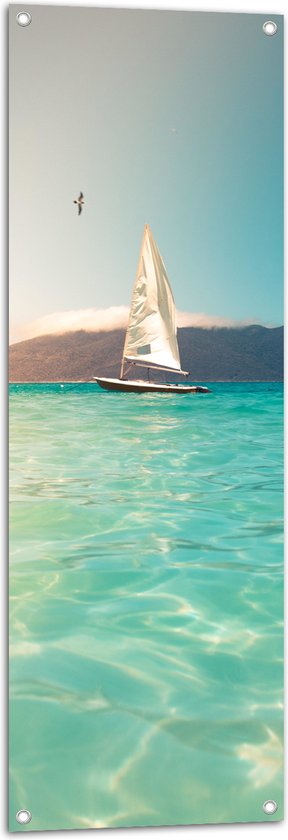 WallClassics - Tuinposter – Kleine Zeilboot op Helderblauwe Oceaan - 40x120 cm Foto op Tuinposter  (wanddecoratie voor buiten en binnen)