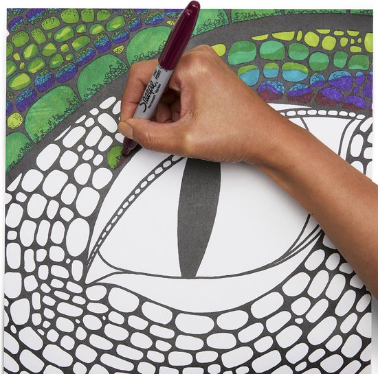 Een hand kleurt met een paarse Sharpie marker een gedetailleerd zwart-wit patroon van een oog van een monster.