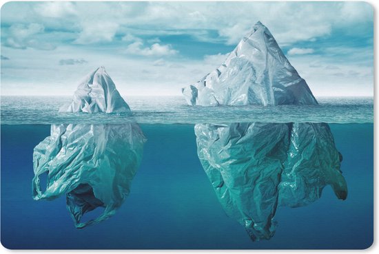 Tapis de bureau avec un iceberg de sacs en plastique dans la mer. Partiellement au-dessus et partiellement sous l'eau.