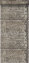 Origin Wallcoverings behangpapier grote verweerde roestige metalen platen met klinknagels industrieel grijs - 337229 - 53 cm x 10,05 m