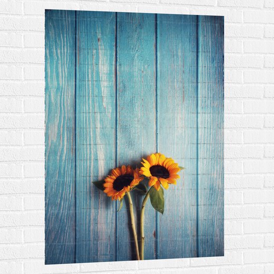 WallClassics - Muursticker - Zonnebloemen met Blauwe Schutting - 80x120 cm Foto op Muursticker