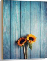WallClassics - Hout - Zonnebloemen met Blauwe Schutting - 60x80 cm - 12 mm dik - Foto op Hout (Met Ophangsysteem)