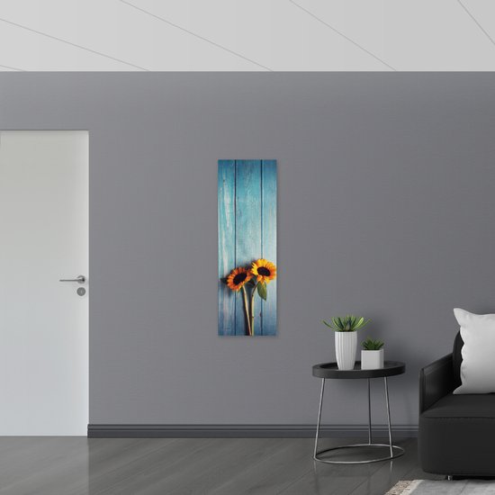 WallClassics - Hout - Zonnebloemen met Blauwe Schutting - 40x120 cm - 12 mm dik - Foto op Hout (Met Ophangsysteem)