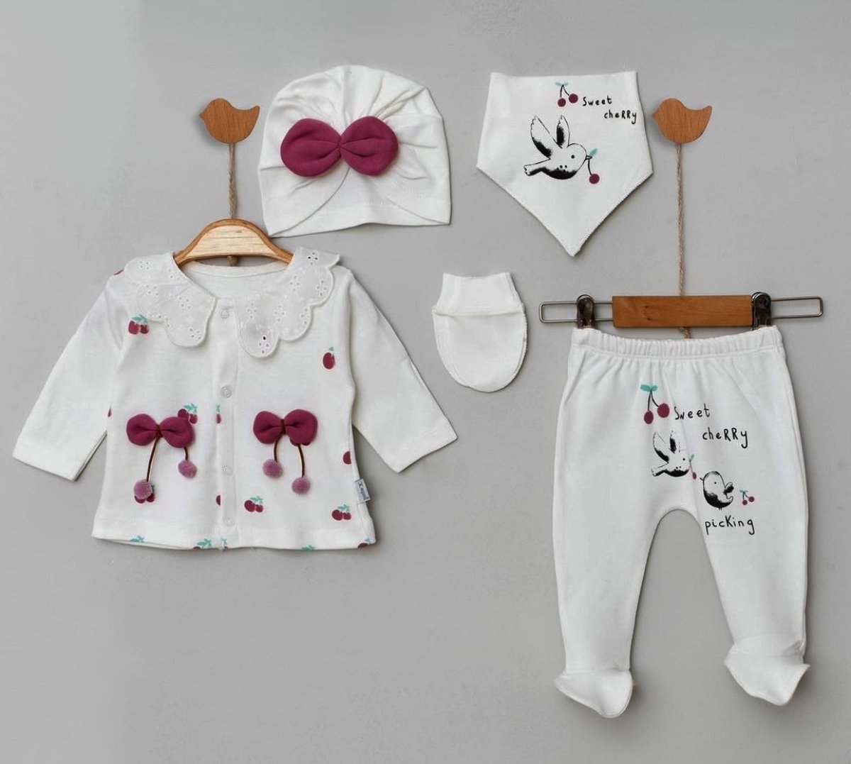 Goedkoopste luxe kraamcadeau-baby geschenkset- newborn cadeau - 5 delige babyset - baby pyjama meisje- babyshower - gift new born girl -wit roze kleur-kersen motief-gevoelige huid-anti-allergie-100 katoen-100 naturel-nikkelvrij-0 tem 3 maanden- maat 56cm/62cm