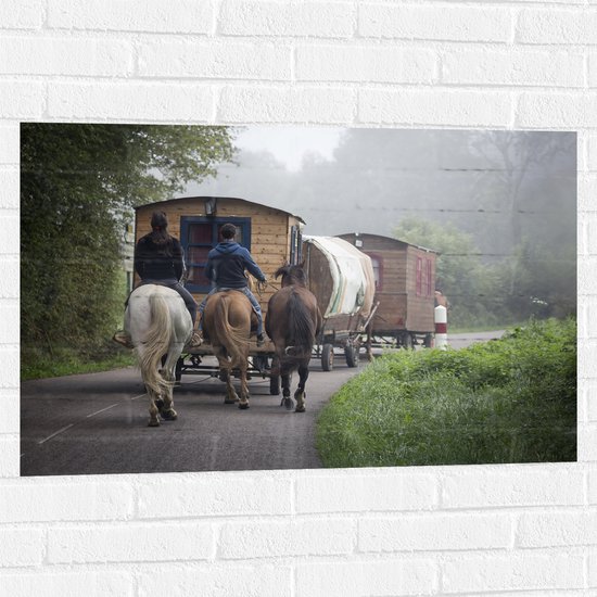 WallClassics - Muursticker - Ouderwetse Caravan met Paard en Wagen - 90x60 cm Foto op Muursticker