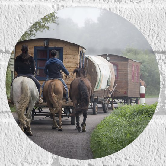 WallClassics - Muursticker Cirkel - Ouderwetse Caravan met Paard en Wagen - 20x20 cm Foto op Muursticker