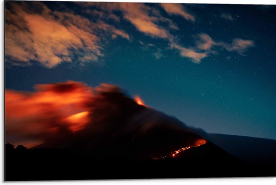 WallClassics - Dibond - Uitbarstende Vulkaan in de Nacht - 75x50 cm Foto op Aluminium (Wanddecoratie van metaal)